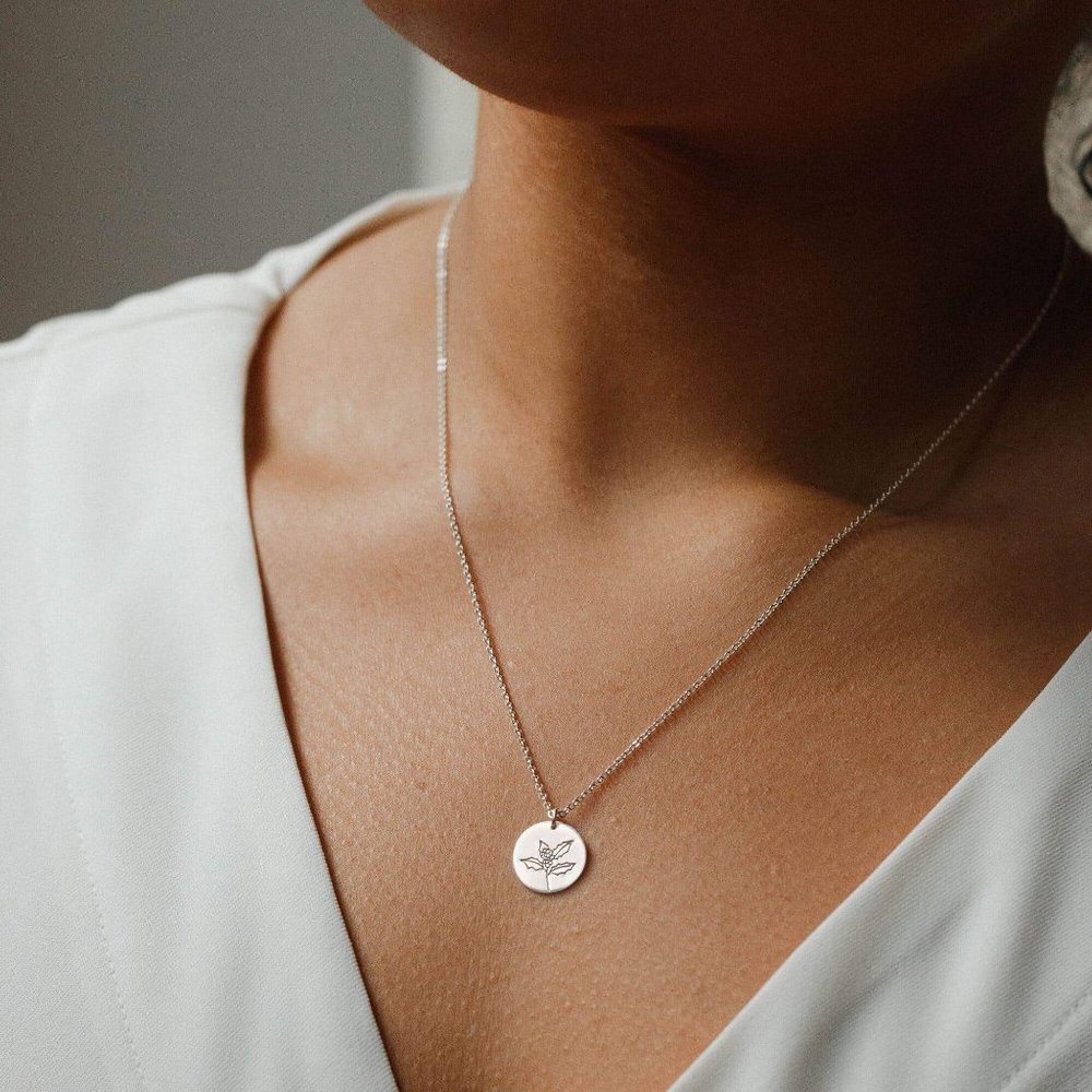 Holly December Birth Flower Cute Engraved Necklace - Picture 3 of 16